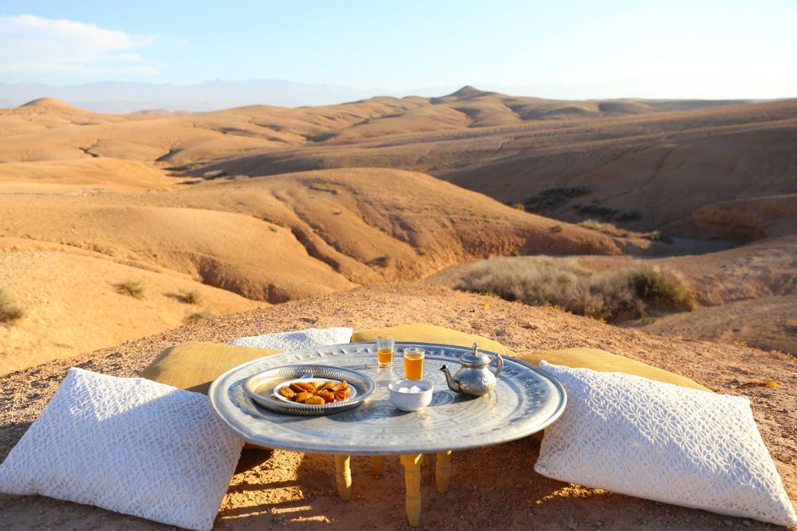 Apéro au coucher du Soleil dans le Désert marrakech - evjf marrakech